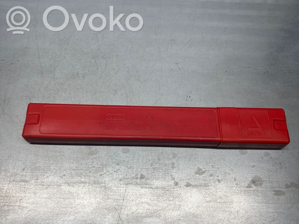 Volkswagen PASSAT B7 Triangle d'avertissement 