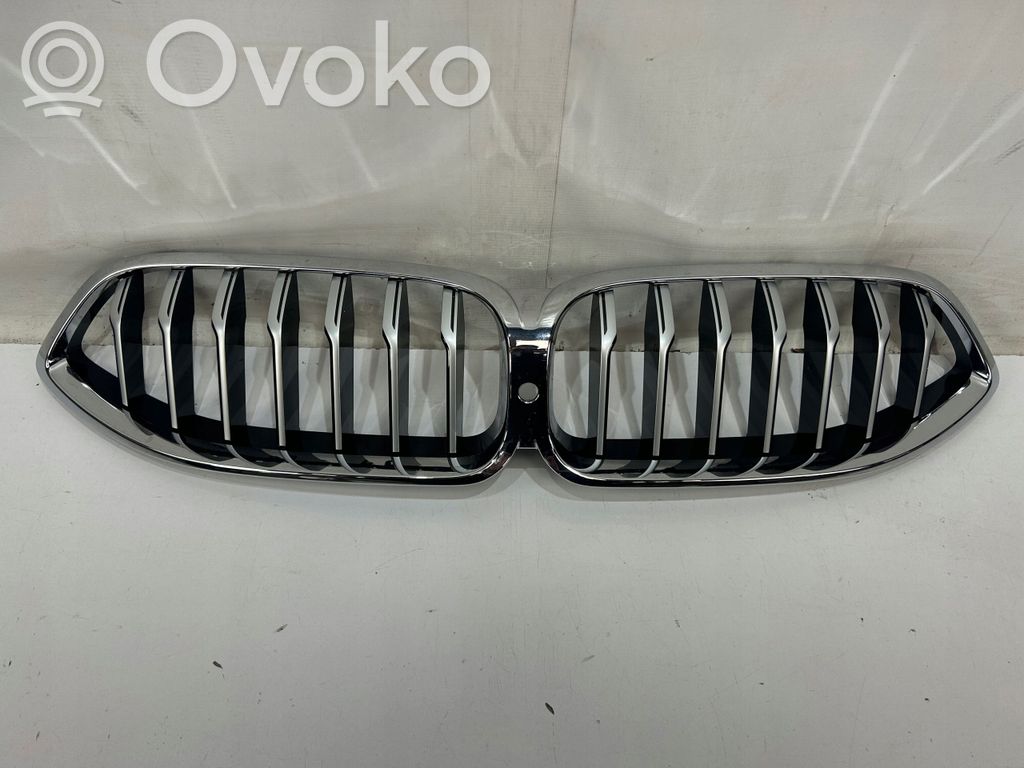 BMW 8 G14 Etupuskurin ylempi jäähdytinsäleikkö 
