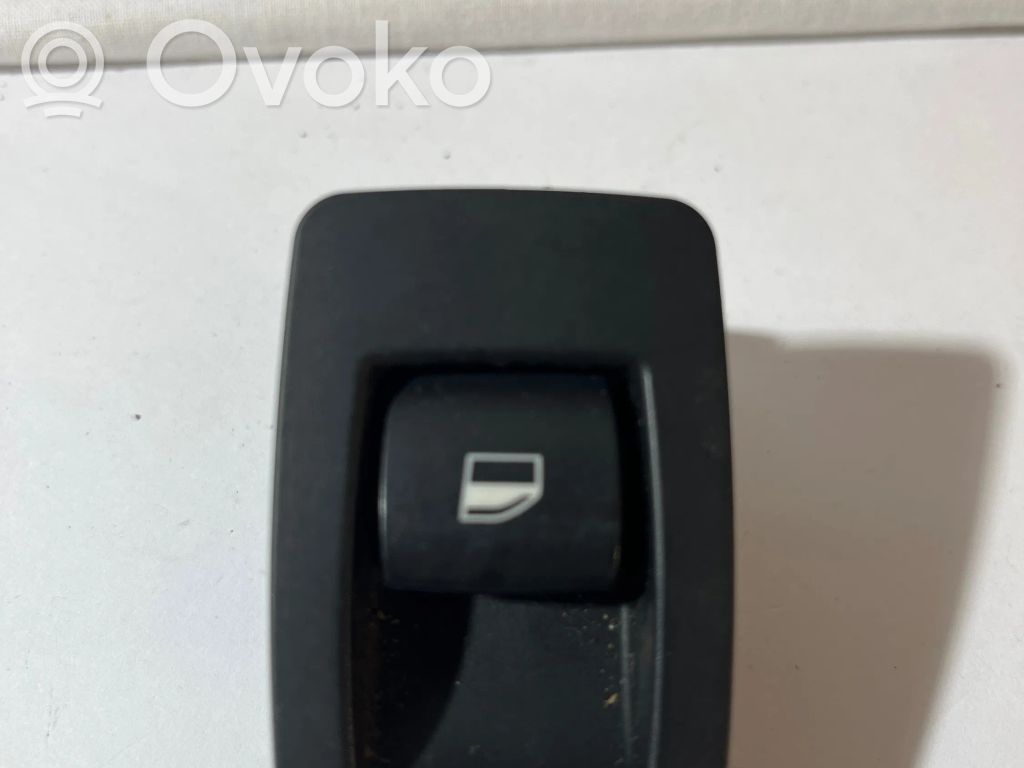Electric window control switch   6945874,15939900,2892A