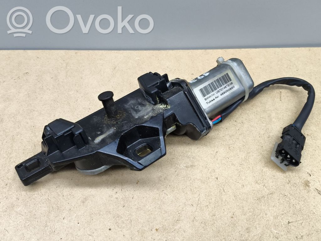 BMW 7 E65 E66 Aizmugurējā pārsega pievilcējs 