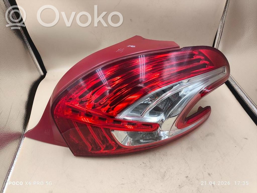 Peugeot 208 I Luz trasera/de freno 