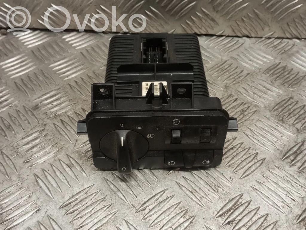 Light switch   6907947