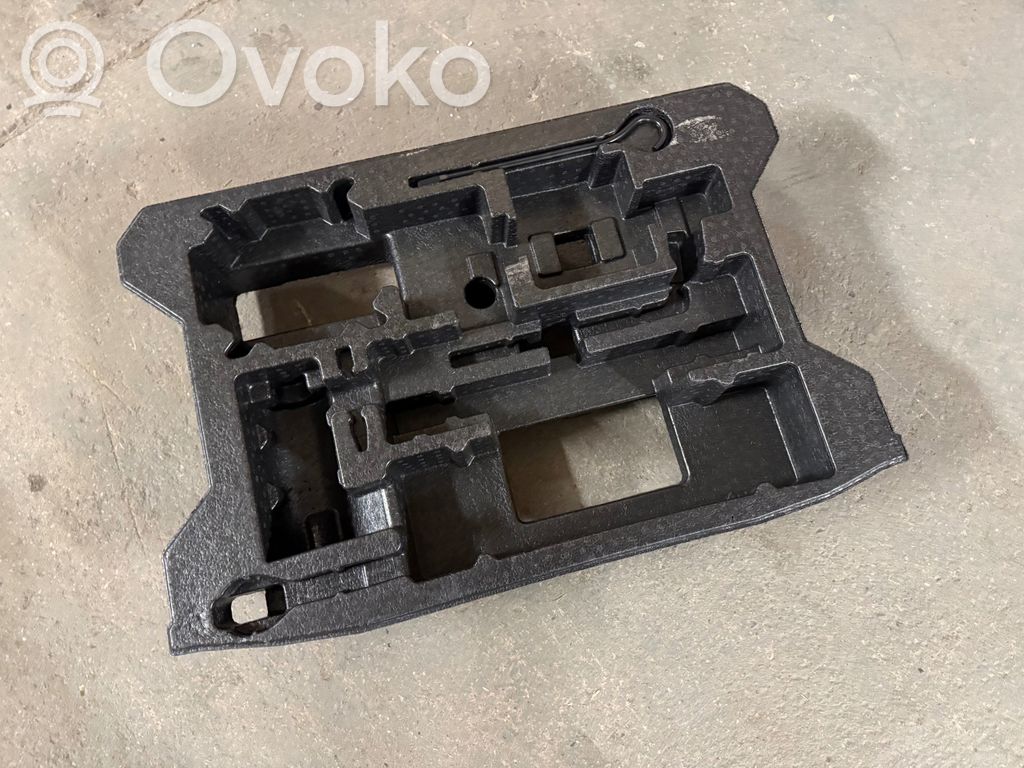 Suzuki Vitara (LY) Tool set 