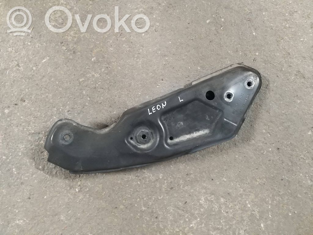 Seat Leon (5F) Jäähdyttimen kehyksen suojapaneelin kiinnike 