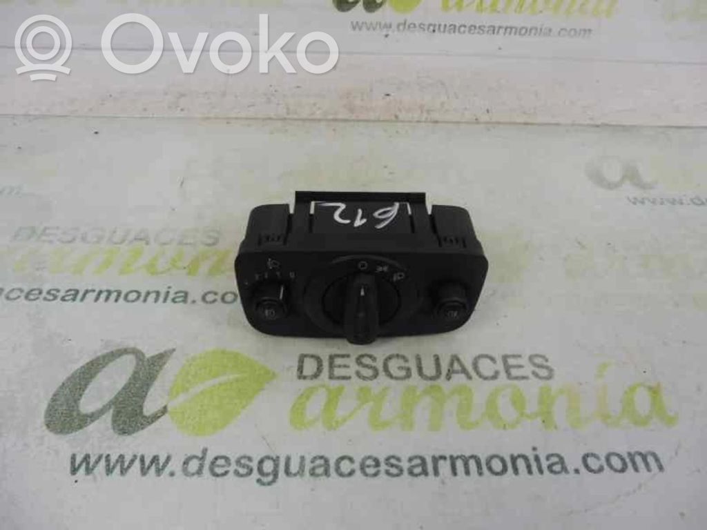 Interruptor de control del panel de luces   8A6T13A024BB