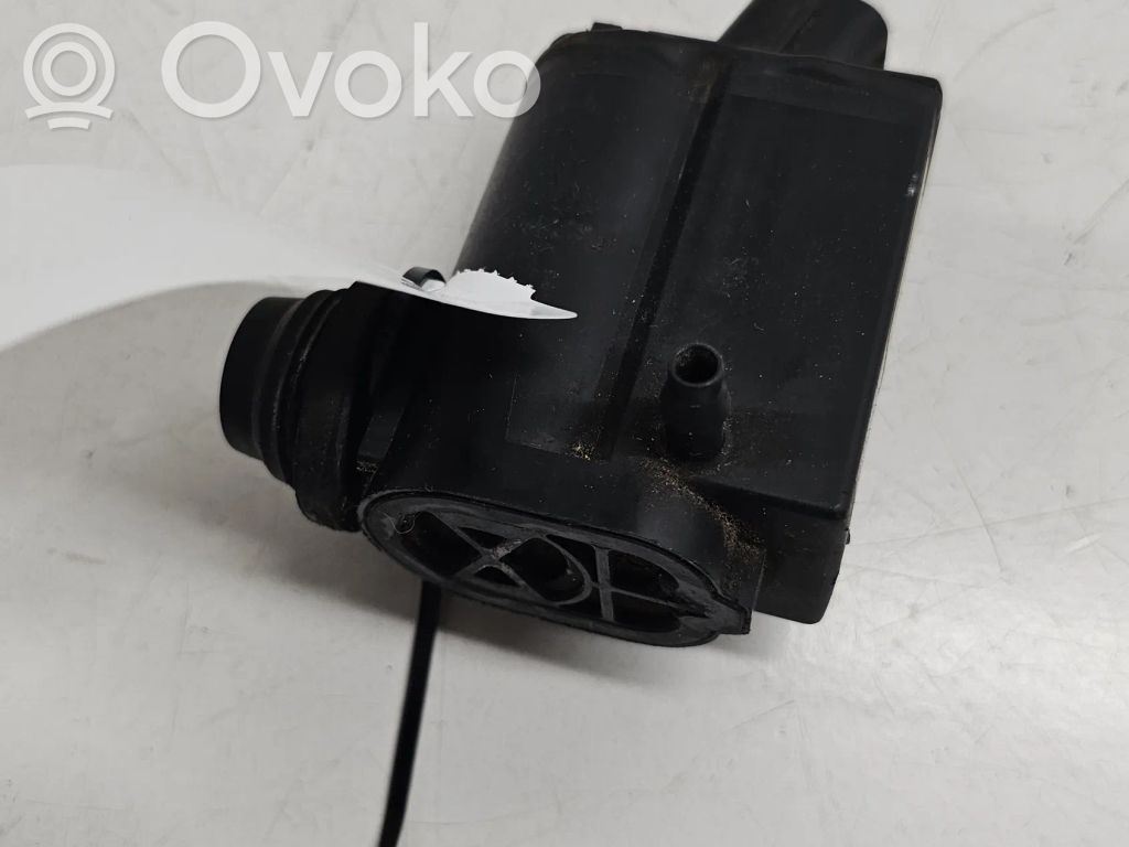 KIA Sorento Windscreen/windshield washer pump 