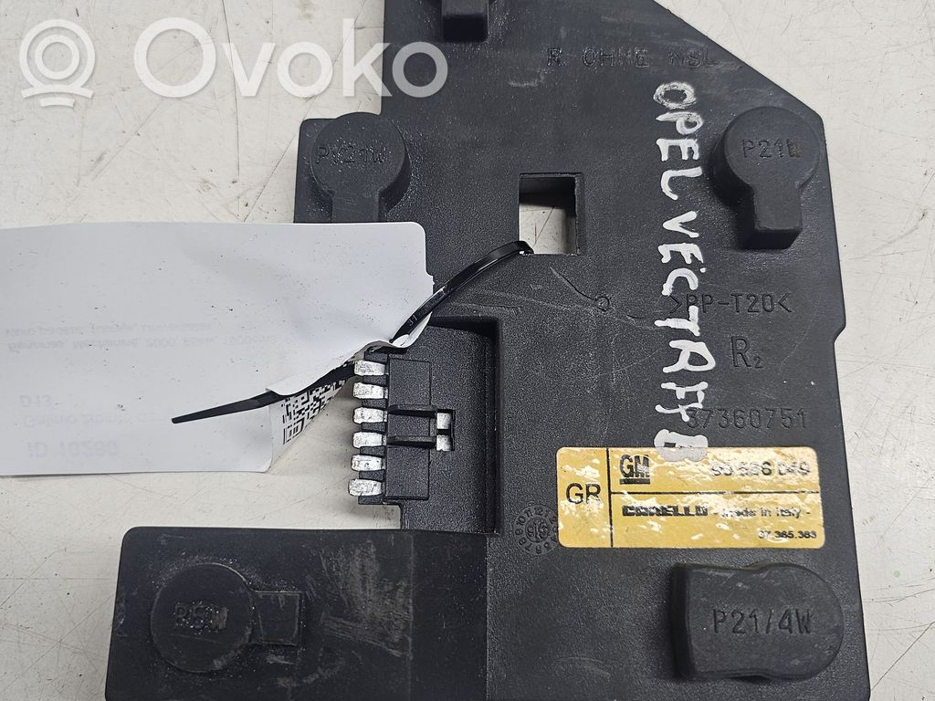 Opel Vectra B Aizmugures spuldzes vāka turētājs 