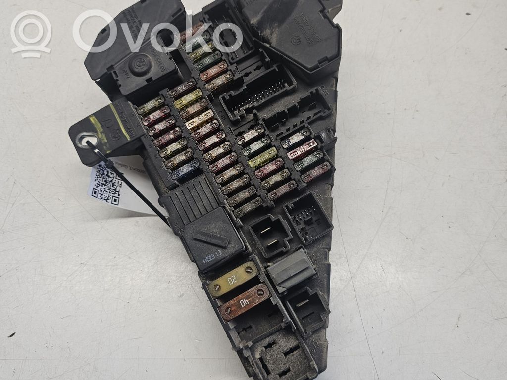 BMW 5 E60 E61 Saugiklių blokas 