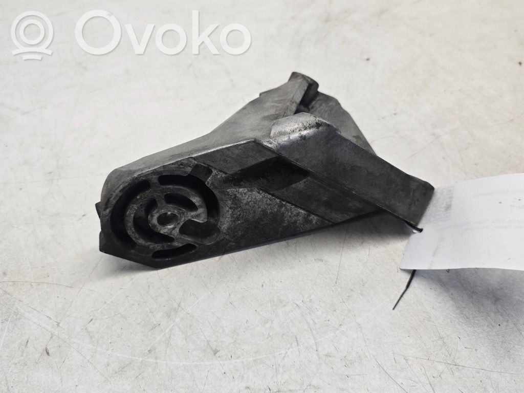 Volvo V70 Engine mounting bracket 