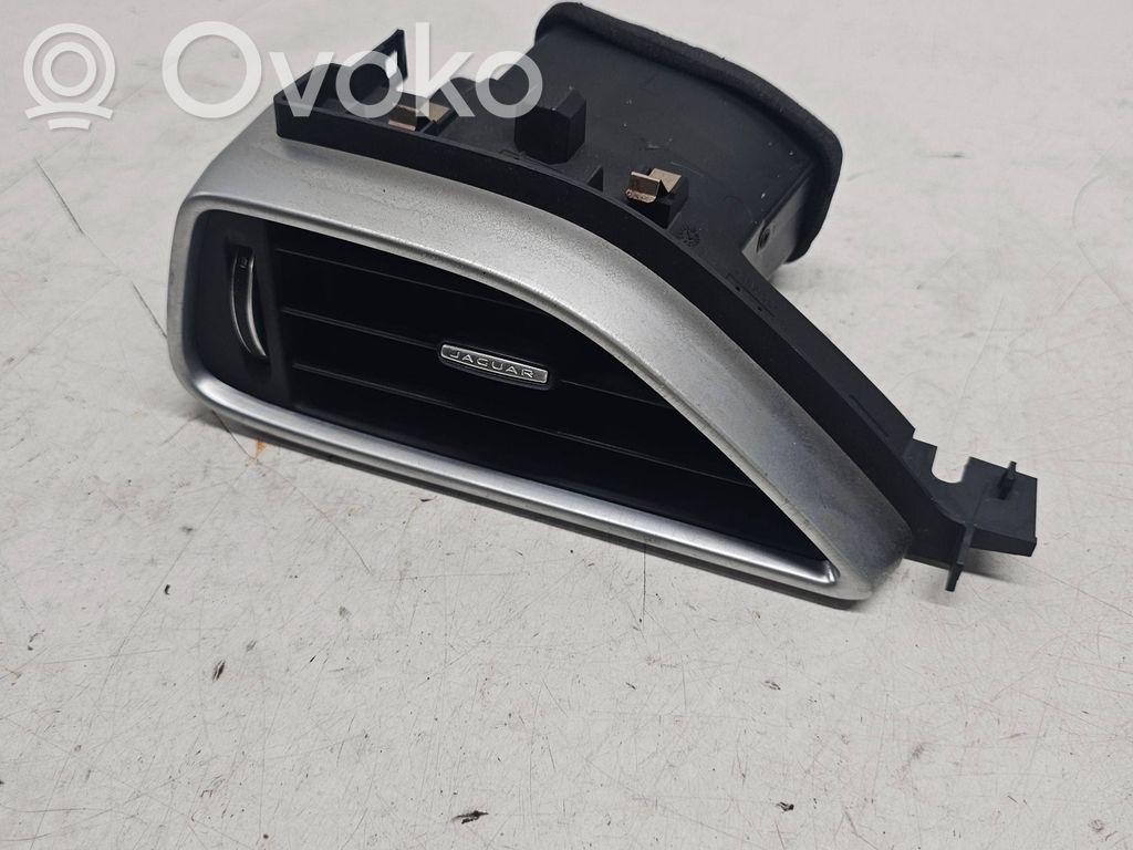 Jaguar XE Kojelaudan sivutuuletussuuttimen kehys 