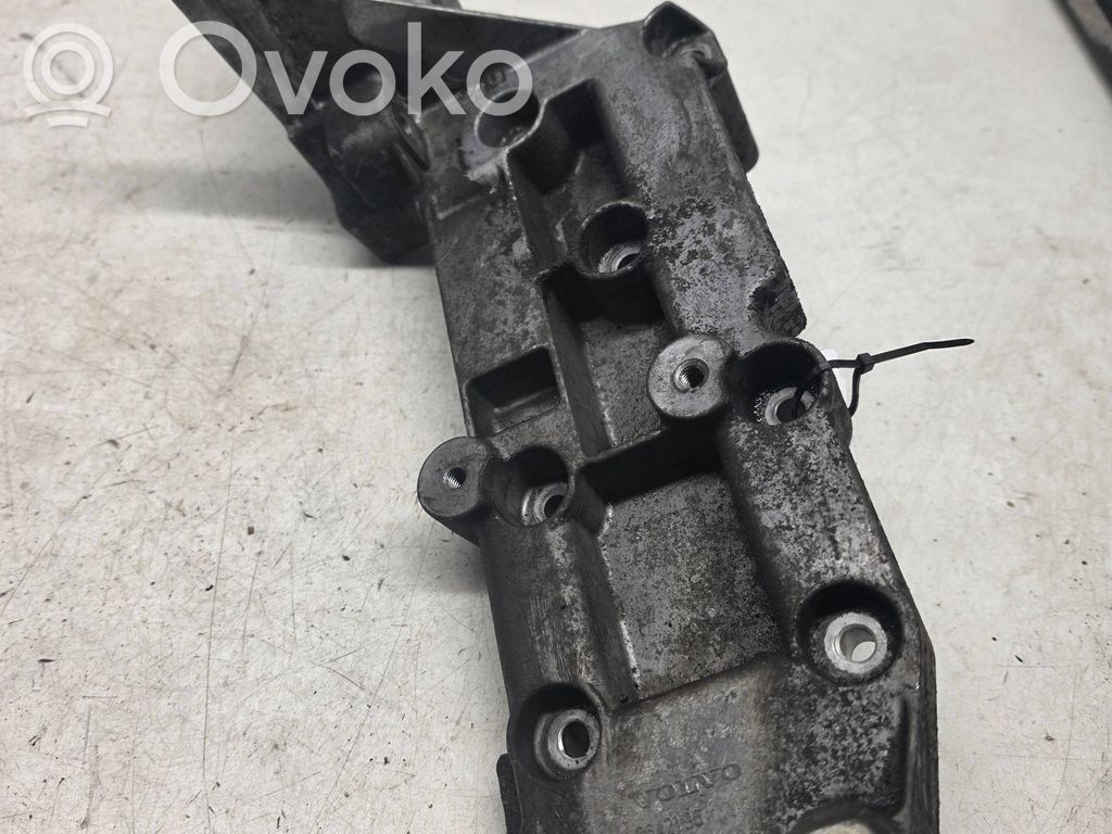 Volvo S60 Engine mounting bracket 