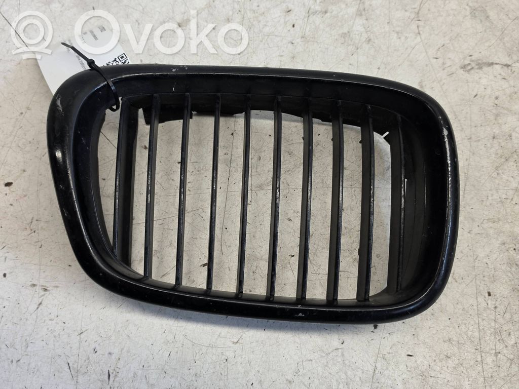 BMW 5 E39 Grotelės priekinės 