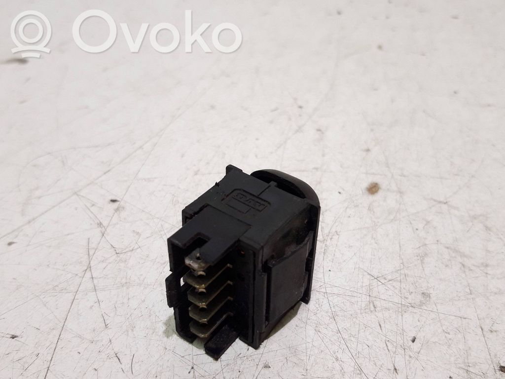 Electric window control switch   M8205