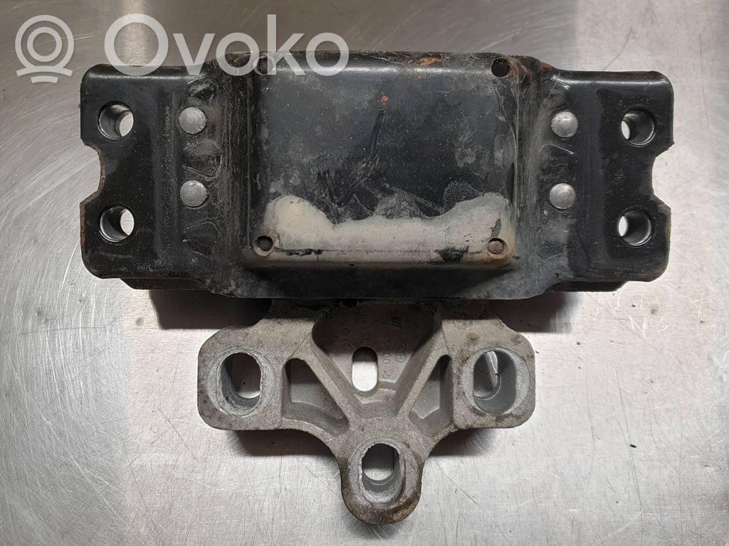 Volkswagen Tiguan Engine mount bracket 
