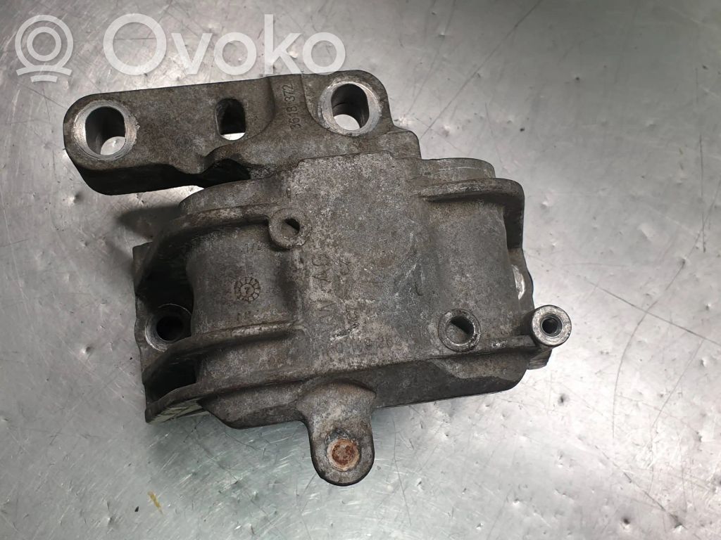 Volkswagen PASSAT B6 Engine mount bracket 