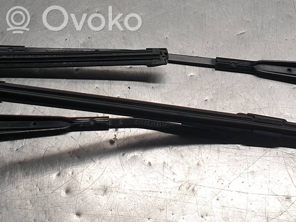 Volkswagen PASSAT B7 Etupyyhkimen sulan varsi 