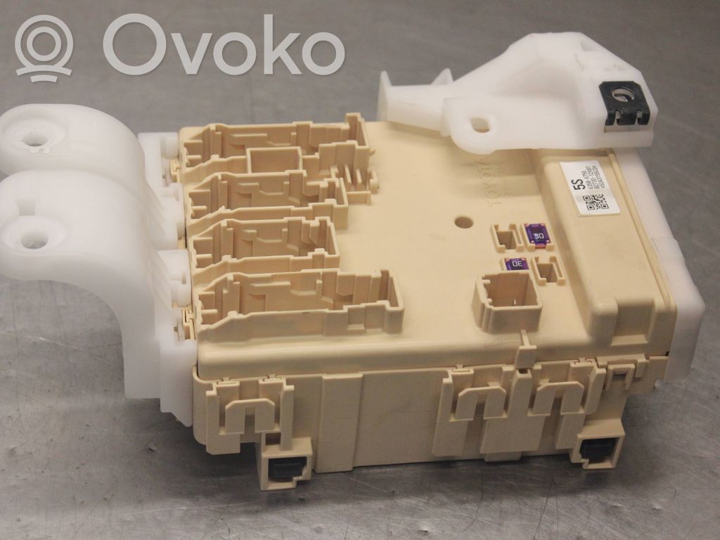 Toyota Auris E180 Fuse module 