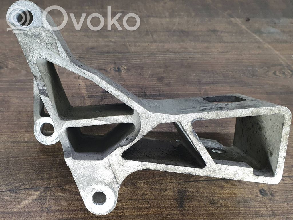 Volvo XC90 Engine mounting bracket 