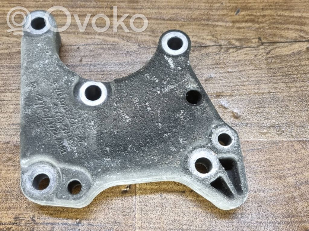 BMW 5 E60 E61 Ohjaustehostimen pumpun kannake 