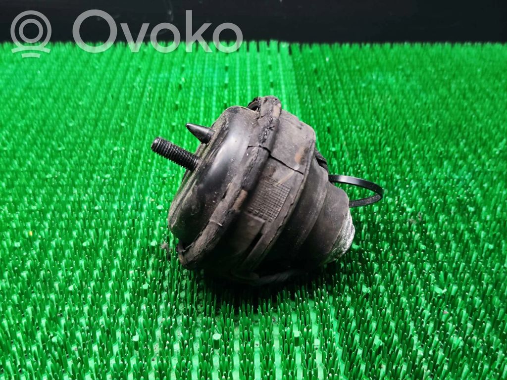 Volvo 850 Engine mount bracket 