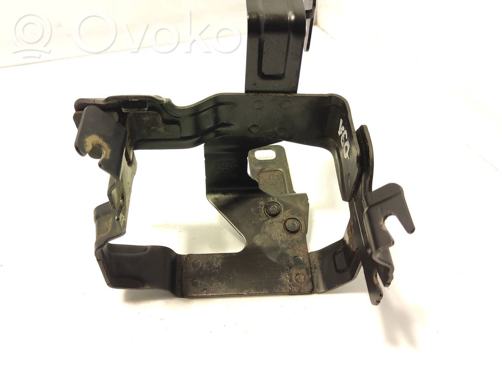 Volvo V60 Power steering pump mounting bracket 