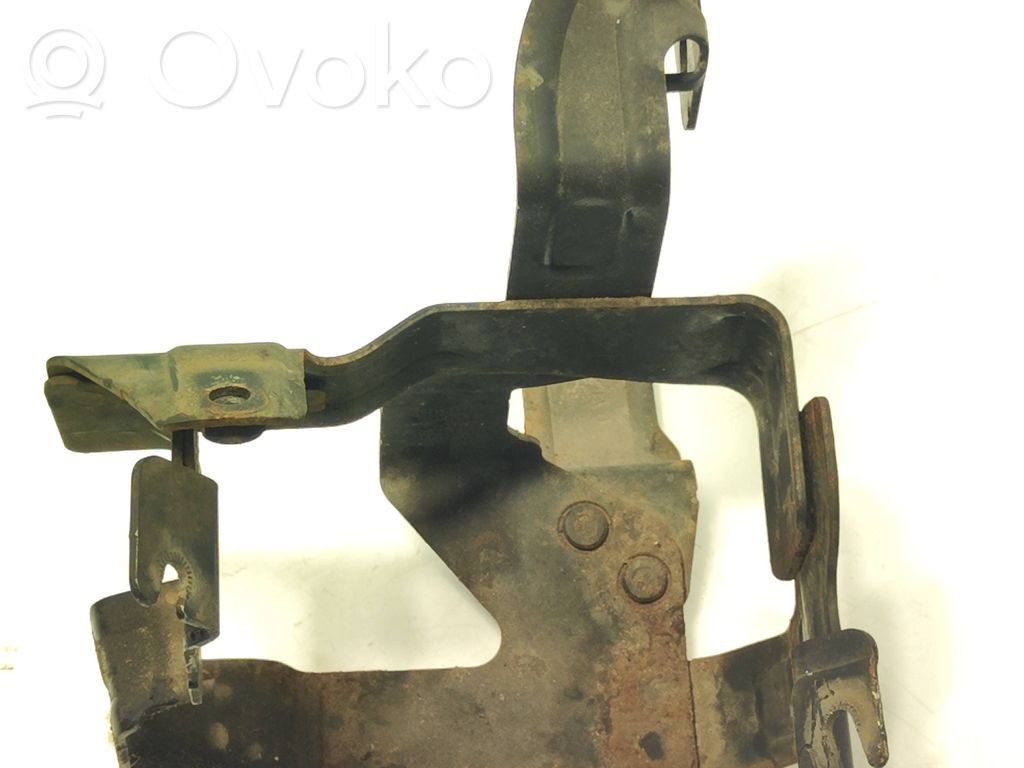 Volvo V60 Power steering pump mounting bracket 