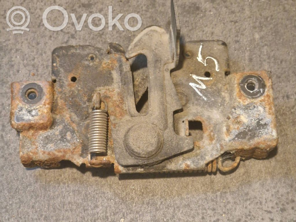 Spyna variklio dangčio