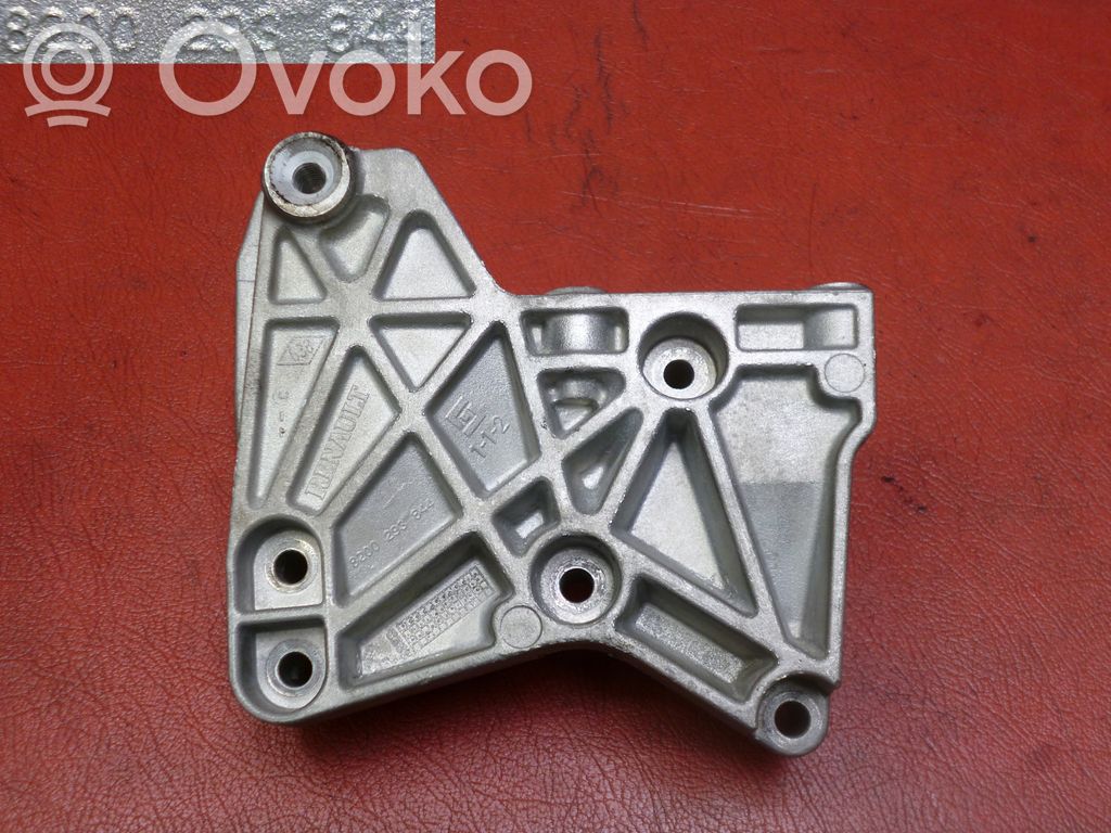Engine mounting bracket   8200293844