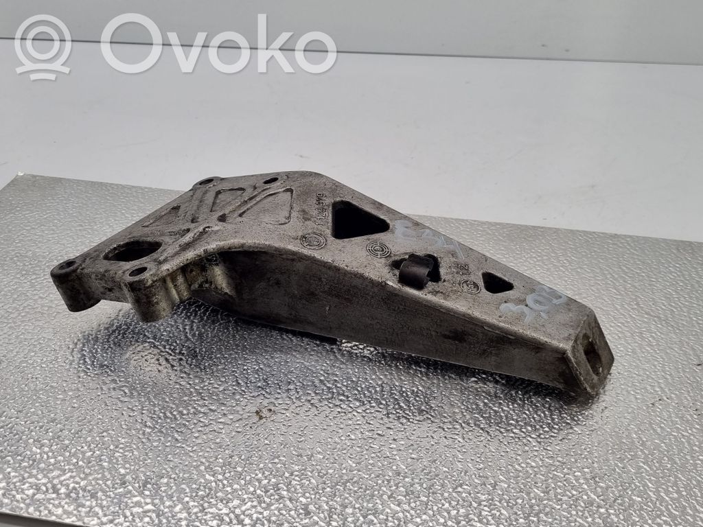 BMW 5 E34 Engine mounting bracket 