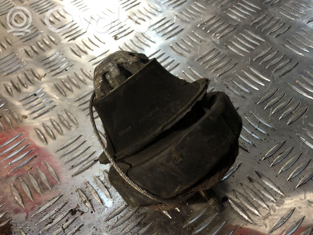 Volvo XC70 Engine mount bracket 