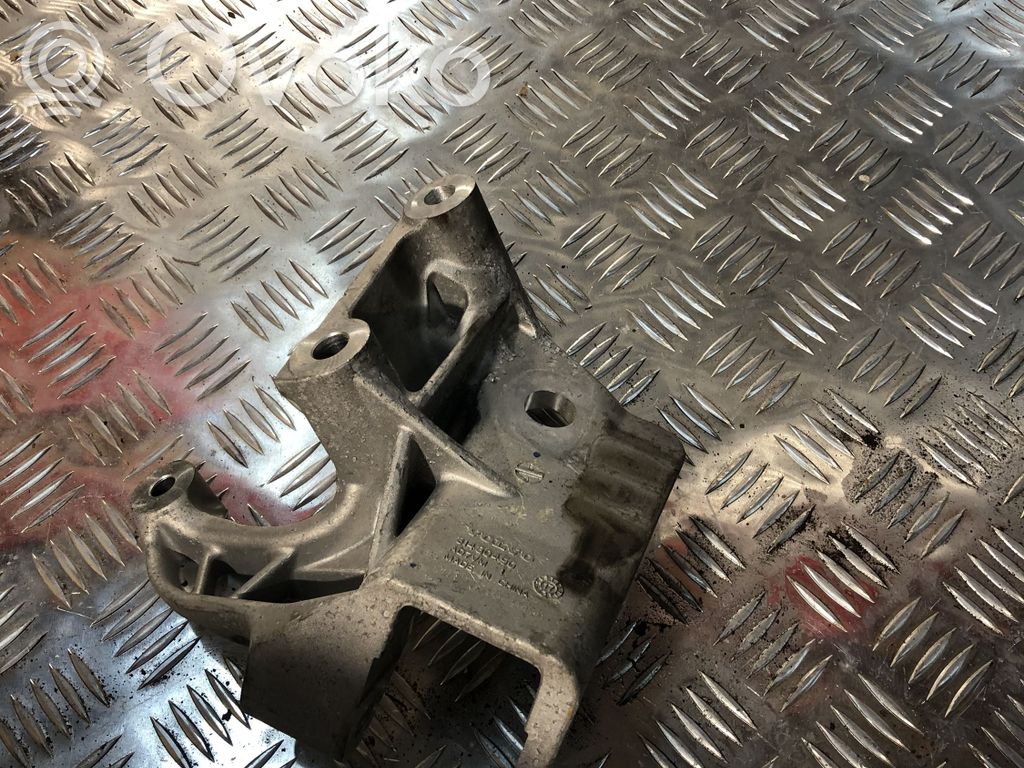 Volvo XC90 Engine mounting bracket 