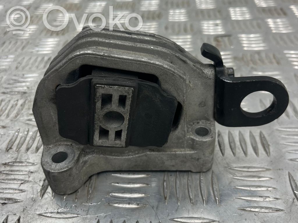 Volvo V70 Engine mount bracket 