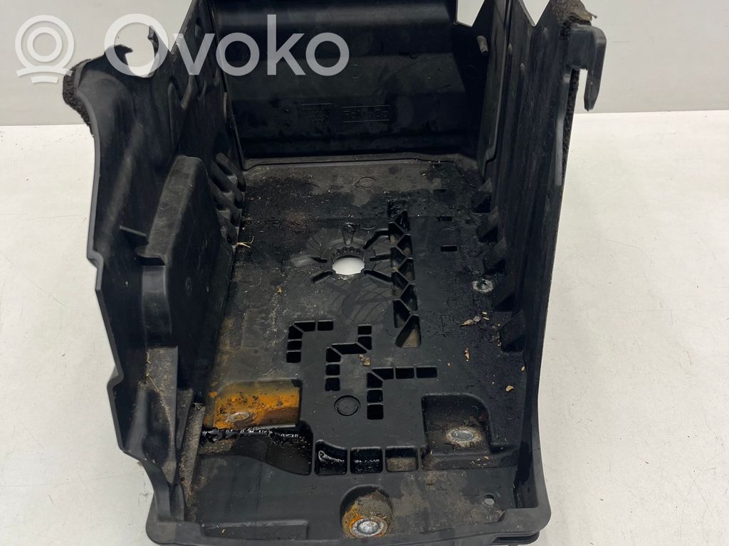 Volvo V60 Akkulaatikon alusta 