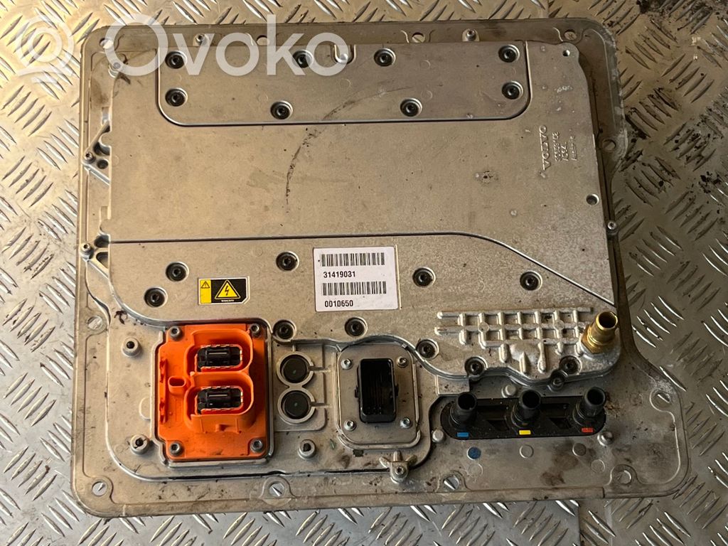 Volvo V60 Jännitteenmuunnin/vaihtosuuntaaja 