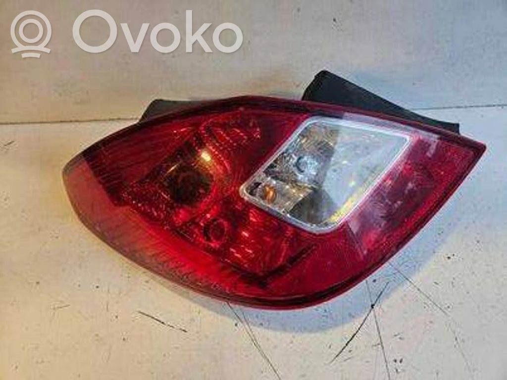 Opel Corsa D Aizmugurējais lukturis virsbūvē 