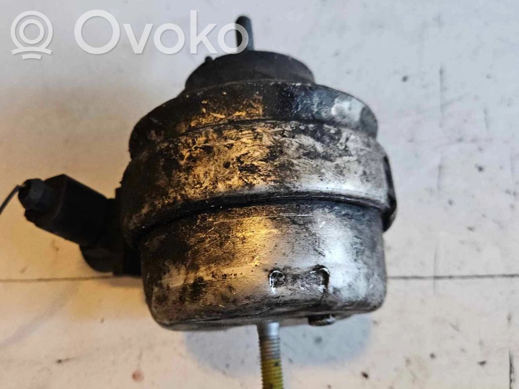 Audi A4 S4 B5 8D Engine mount bracket 