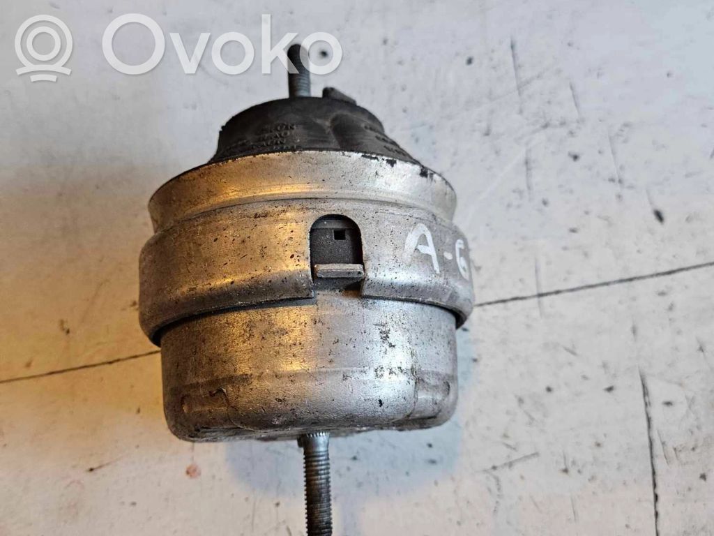 Volkswagen PASSAT B5 Engine mount bracket 