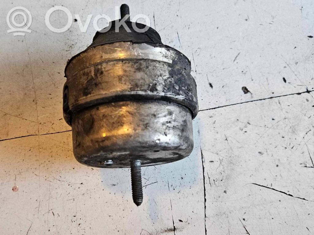 Audi A4 S4 B5 8D Engine mount bracket 