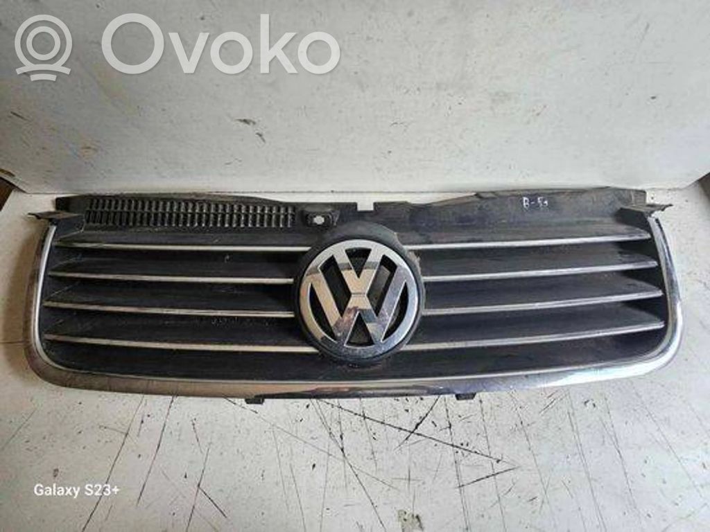 Volkswagen PASSAT B5.5 Maskownica / Grill / Atrapa górna chłodnicy 