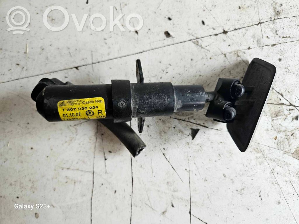 Skoda Octavia Mk2 (1Z) Headlight washer spray nozzle 