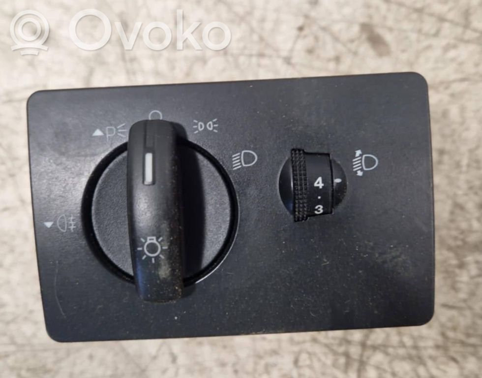 Light switch   498610