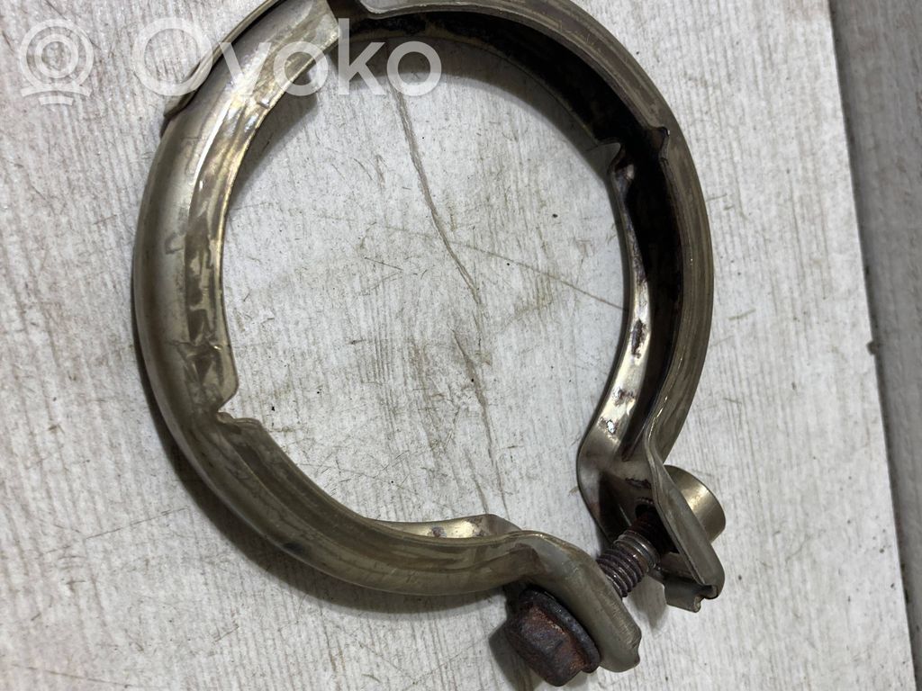 Muffler pipe connector clamp
