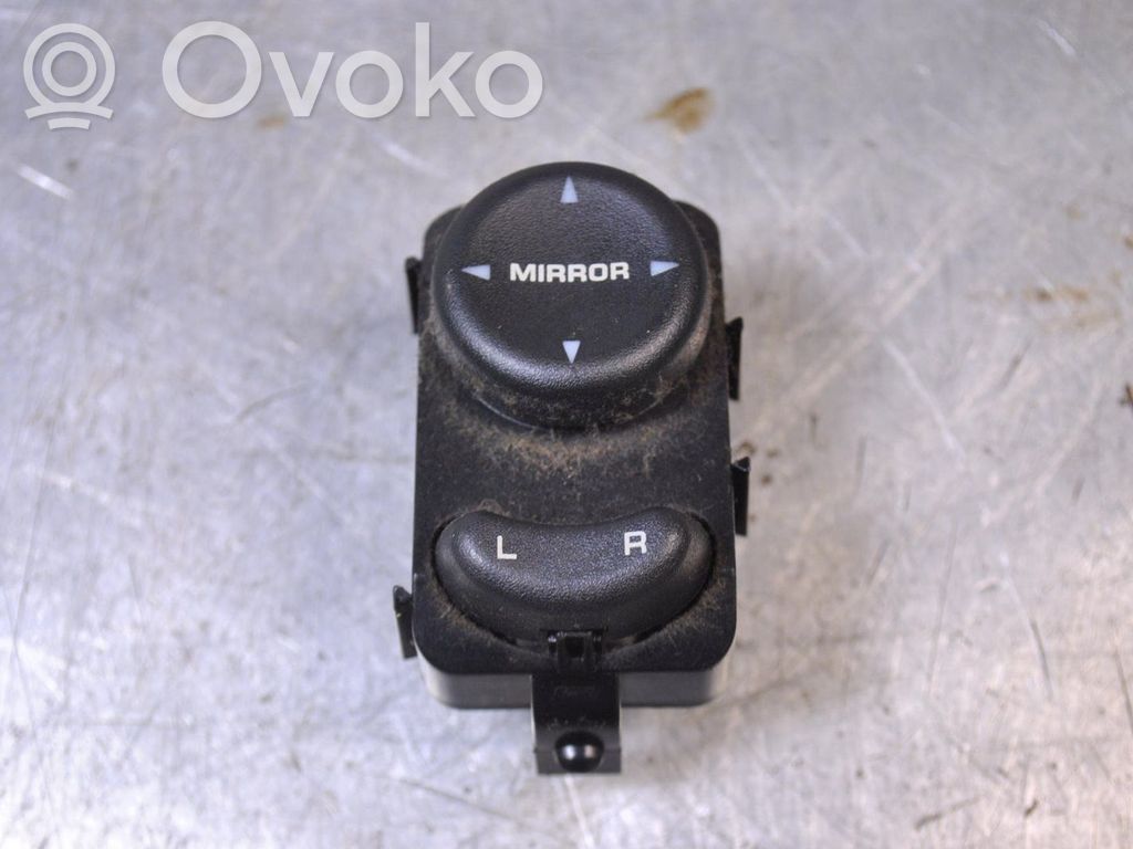Wing mirror switch   04760174AF