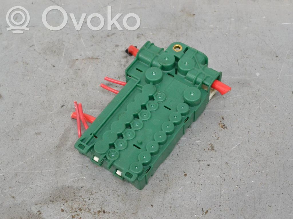 Saugiklių blokas   8387543