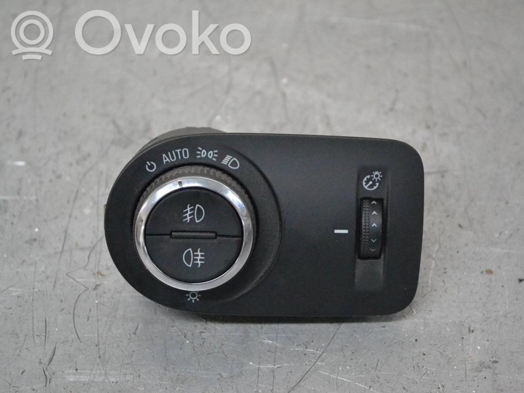 Light switch   12772186