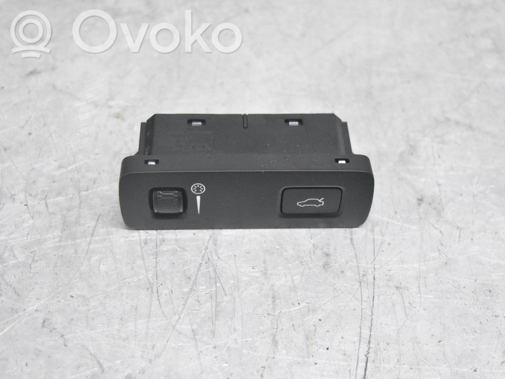 Tailgate/boot open switch button   P31376510,17W012