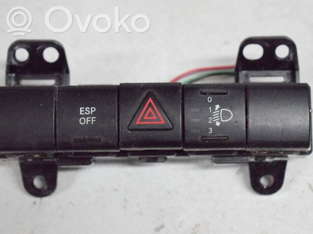Botón interruptor de luz de peligro   04602711AC