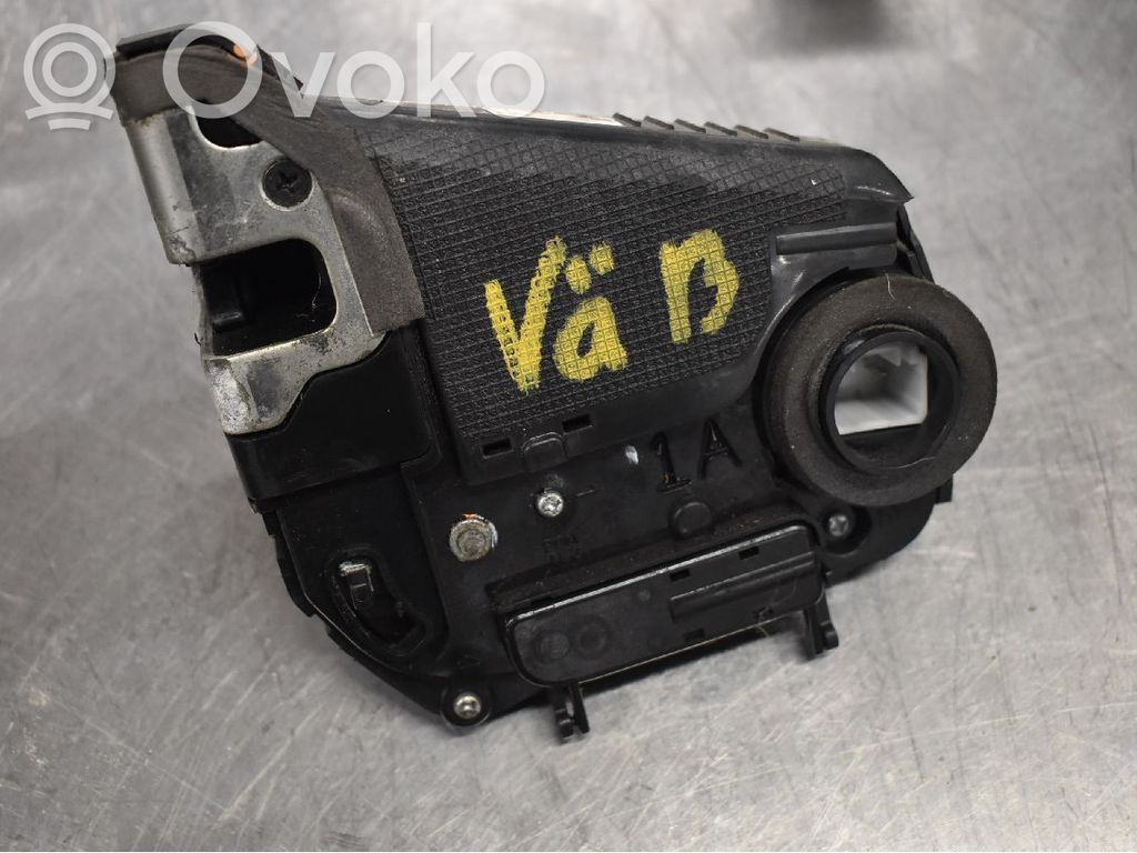 Toyota Prius (NHW20) Takaoven lukko 