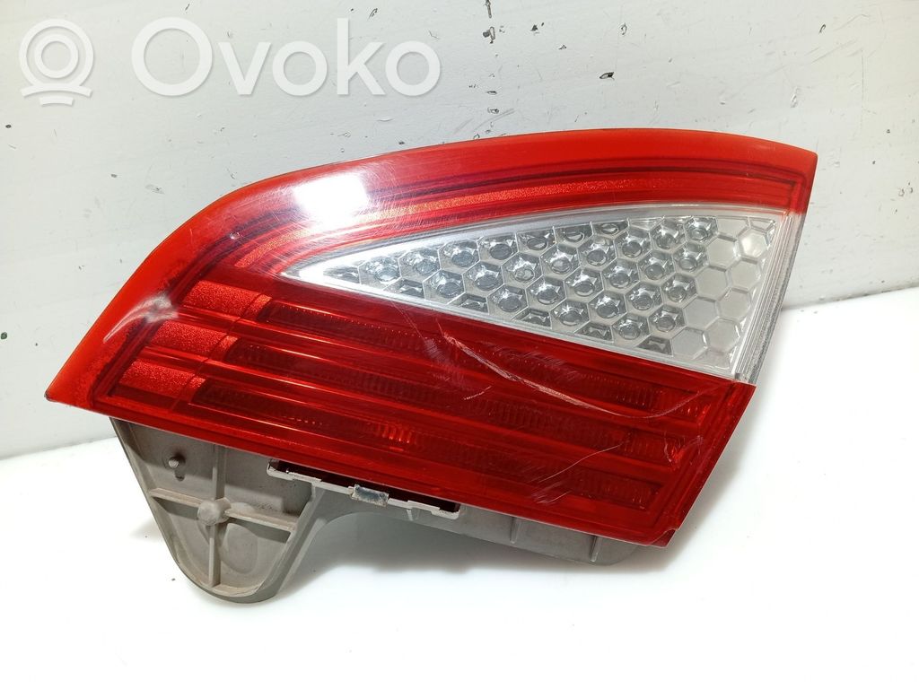 Ford Mondeo MK IV Aizmugurējais lukturis virsbūvē 