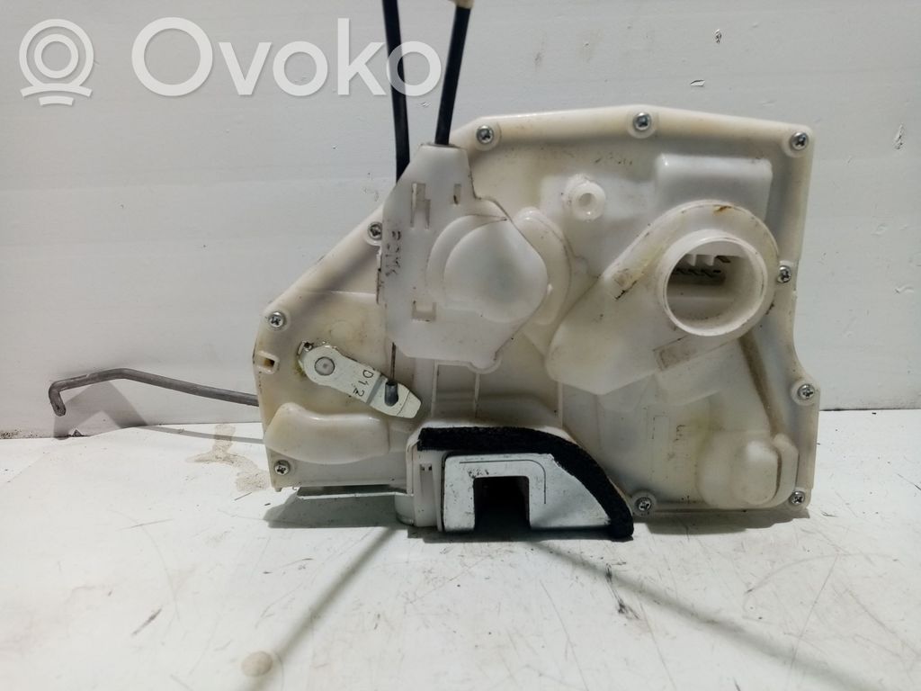 Suzuki Swift I Front door lock 